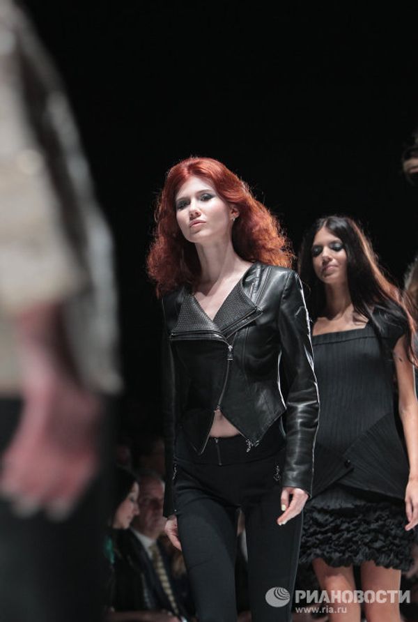 Bowlers, quilted jackets showcased at Mercedes-Benz Fashion Week Russia - Sputnik International