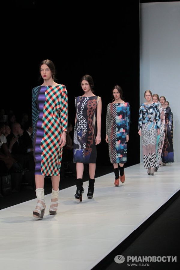 Bowlers, quilted jackets showcased at Mercedes-Benz Fashion Week Russia - Sputnik International