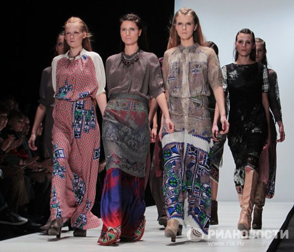 Bowlers, quilted jackets showcased at Mercedes-Benz Fashion Week Russia - Sputnik International