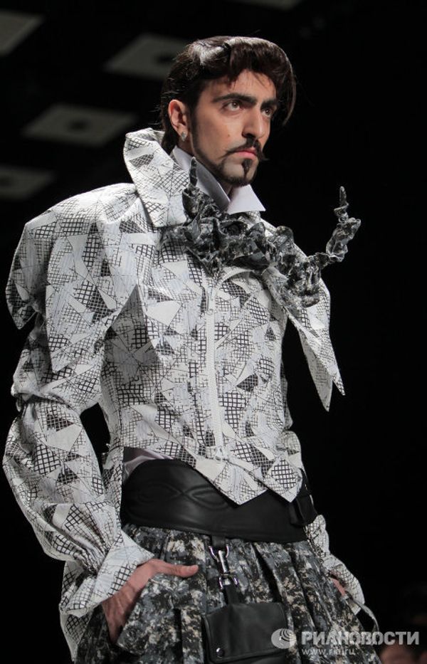 Bowlers, quilted jackets showcased at Mercedes-Benz Fashion Week Russia - Sputnik International