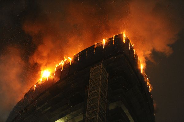 The Russian Emergencies Ministry later confirmed that the blaze had been put out and there was no threat of the building collapse. - Sputnik International