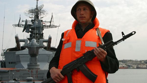 A soldier on board the Russian frigate Smetlivy (archive) - Sputnik International