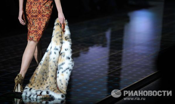 Rifle, Axe, Whip and Other Fashion Accessories at Volvo Fashion Week - Sputnik International