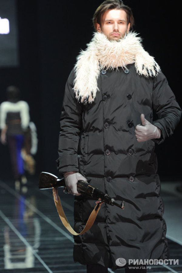 Rifle, Axe, Whip and Other Fashion Accessories at Volvo Fashion Week - Sputnik International