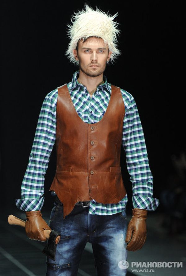 Rifle, Axe, Whip and Other Fashion Accessories at Volvo Fashion Week - Sputnik International