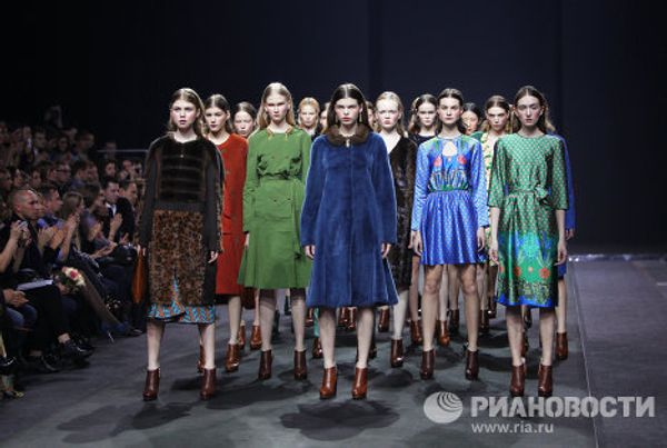 Rifle, Axe, Whip and Other Fashion Accessories at Volvo Fashion Week - Sputnik International