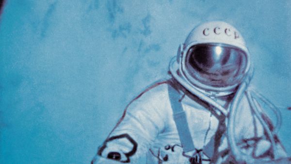 Cosmonaut Alexei Leonov taking a space walk - Sputnik International