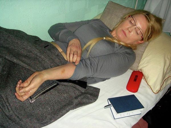 Yulia Tymoshenko says she was beaten by prison guards as they were forcibly transferring her to a hospital - Sputnik International