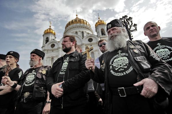 Church Activists Disperse Pussy Riot Supporters with Holy Water  - Sputnik International