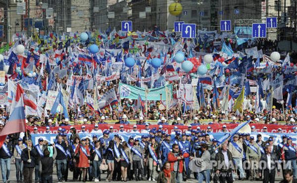 Medvedev, Putin Join May Day Demonstration - Sputnik International