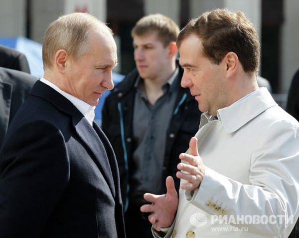 Medvedev, Putin Join May Day Demonstration - Sputnik International
