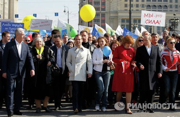 Medvedev, Putin Join May Day Demonstration - Sputnik International