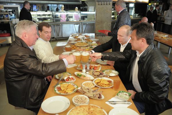 Putin, Medvedev Grab Beer after Labor Day Parade          - Sputnik International