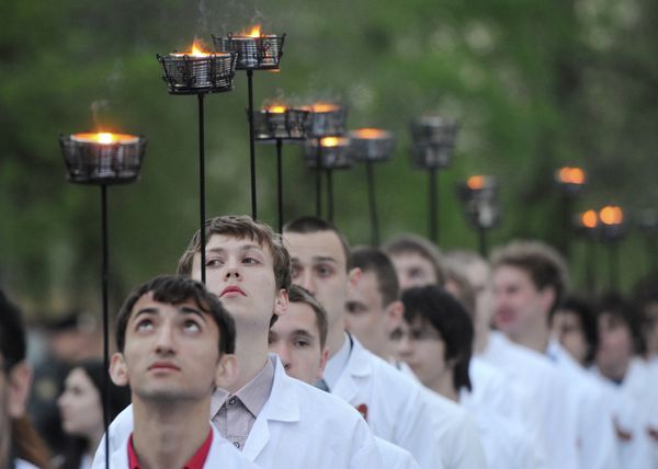 Torchlight Parade Honors WWII Medics, Ignores Controversy      - Sputnik International