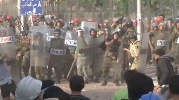 Hundreds of protesters gathered outside the building in the Abbassia district in eastern Cairo - Sputnik International