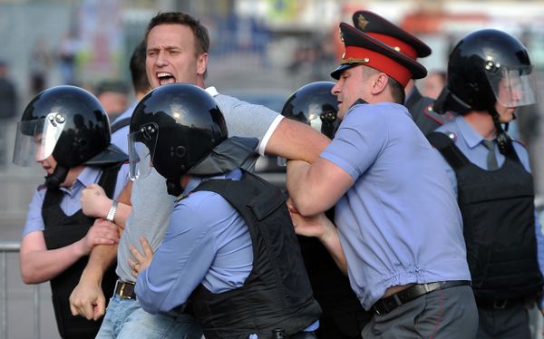 Police Break Up Anti-Putin Protest in Moscow Police Break Up Anti-Putin Protest in Moscow - Sputnik International
