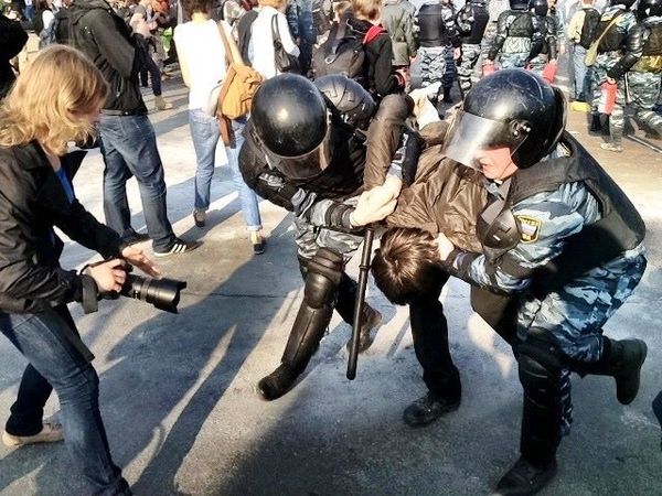 Police Break Up Anti-Putin Protest in Moscow Police Break Up Anti-Putin Protest in Moscow - Sputnik International