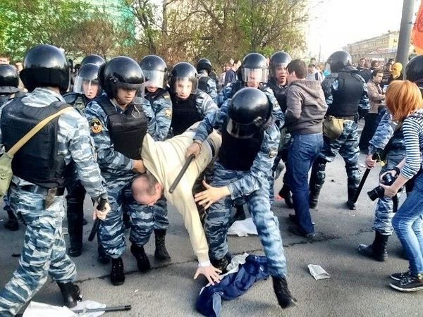 Police Break Up Anti-Putin Protest in Moscow Police Break Up Anti-Putin Protest in Moscow - Sputnik International