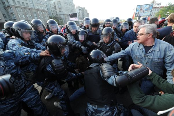 Police Break Up Anti-Putin Protest in Moscow Police Break Up Anti-Putin Protest in Moscow - Sputnik International