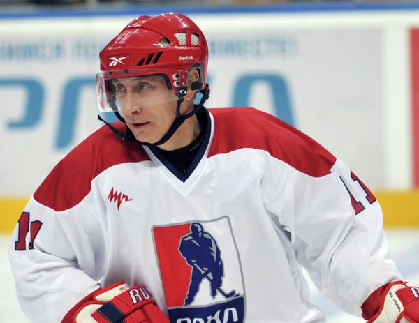 Putin scored one goal and set up another while playing for a Russian Amateur Hockey League select - Sputnik International