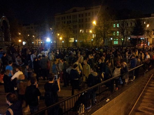 There are 200 people at the site and three buses with police officers - Sputnik International