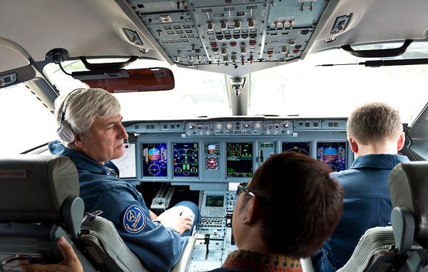 Russian Superjet-100 Aircraft Missing in Indonesia - Sputnik International