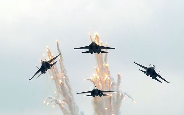 Strizhi and Russian Knights air display teams unveil new summer program Strizhi and Russian Knights air display teams unveil new summer program - Sputnik International
