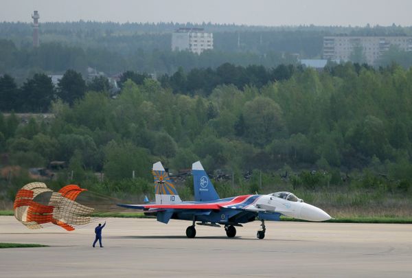 Strizhi and Russian Knights air display teams unveil new summer program Strizhi and Russian Knights air display teams unveil new summer program - Sputnik International