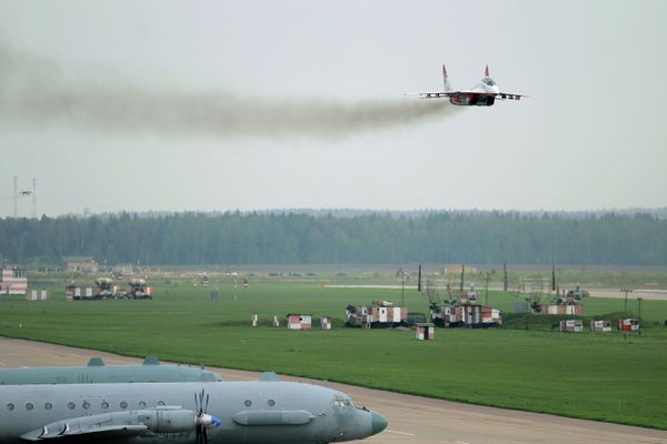 Strizhi and Russian Knights air display teams unveil new summer program Strizhi and Russian Knights air display teams unveil new summer program - Sputnik International