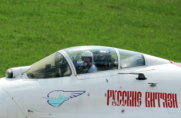 Strizhi and Russian Knights air display teams unveil new summer program Strizhi and Russian Knights air display teams unveil new summer program - Sputnik International
