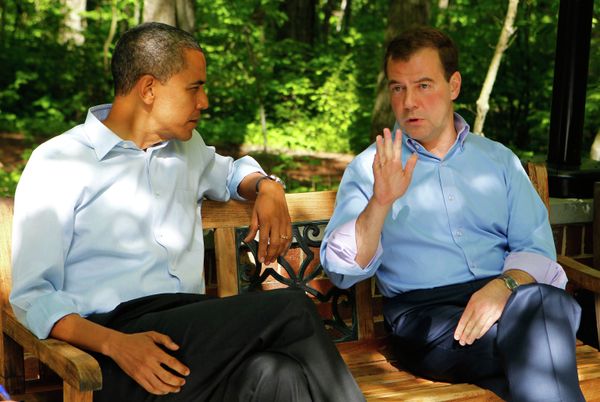 The meeting was informal as both officials sat and talked on a bench in a park The meeting was informal as both officials sat and talked on a bench in a park - Sputnik International