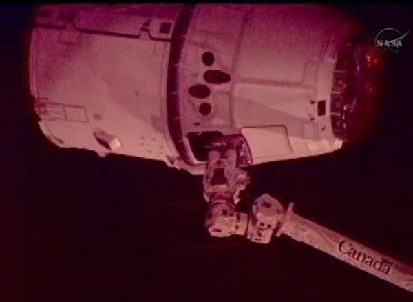 Dragon Links Up with Space Station - Sputnik International