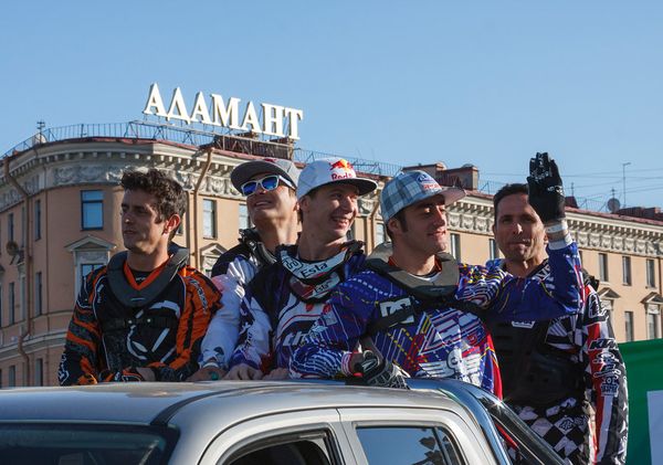 Legendary Riders Perform Incredible Stunts at Free-Style Motorcycle Show in St. Petersburg  - Sputnik International