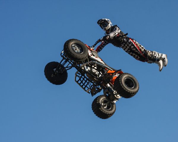 Legendary Riders Perform Incredible Stunts at Free-Style Motorcycle Show in St. Petersburg  - Sputnik International