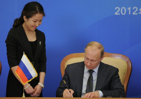 Russian President Vladimir Putin has signed a defamation bill into law Russian President Vladimir Putin has signed a defamation bill into law - Sputnik International