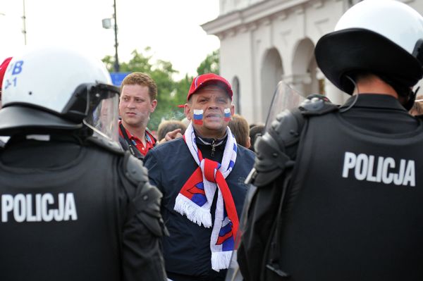 More than 100 people have been arrested after violence flared at a march of Russian fans in the Polish capital Warsaw - Sputnik International