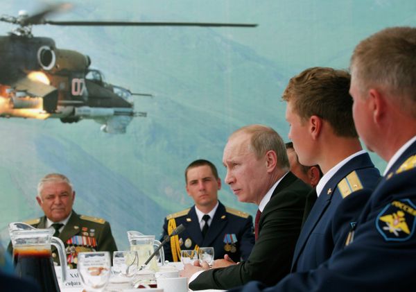 Russian President Vladimir Putin speaks with personnel at a Russian air base Russian President Vladimir Putin speaks with personnel at a Russian air base - Sputnik International