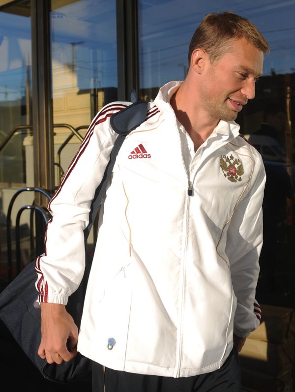 Russia defender Alexei Berezutsky praised his teammate Alan Dzagoev's strong recovery from injury  - Sputnik International