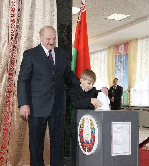 Alexander Lukashenko and his youngest son Nikolai - Sputnik International