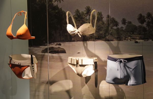 Clothes and Accessories of 007 and His Women at London Exhibition  - Sputnik International