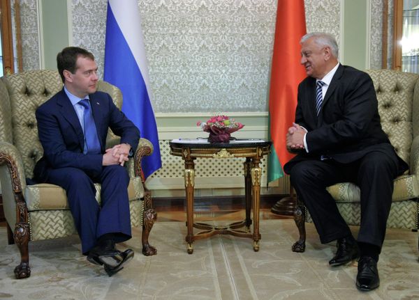 Dmitry Medvedev and Mikhail Myasnikovich - Sputnik International