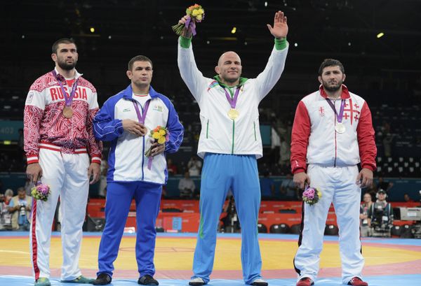 Artur Taymazov celebrates his gold at the Olympic medal ceremony - Sputnik International
