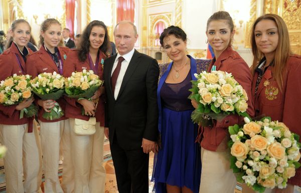 President bestows state awards on Russian Olympic medalists at the Grand Kremlin Palace President bestows state awards on Russian Olympic medalists at the Grand Kremlin Palace - Sputnik International