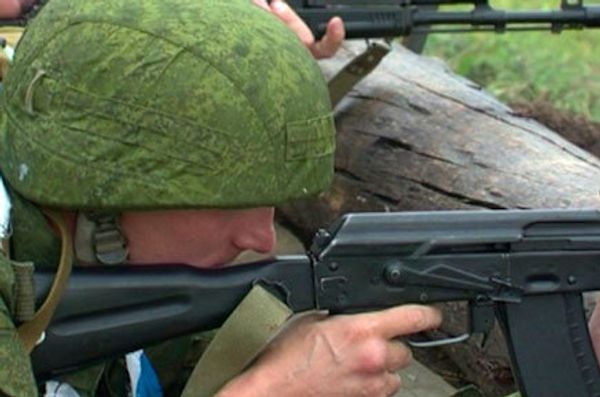 Marines crawl and shoot in order to take part in the Warrior of the Commonwealth Competition  - Sputnik International