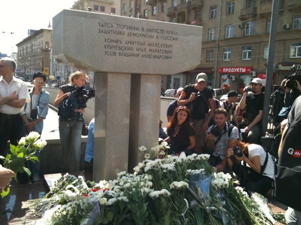 Novinsky Boulevard, the spot where three protesters, the only victims of the coup, were ran over by tanks in 1991 - Sputnik International