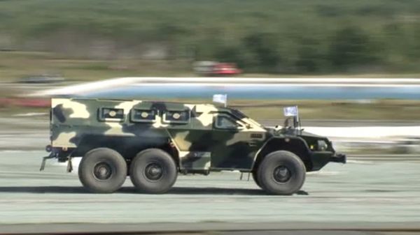 Bulat Armored vehicle for police special forces drives over rocks and concrete barriers - Sputnik International