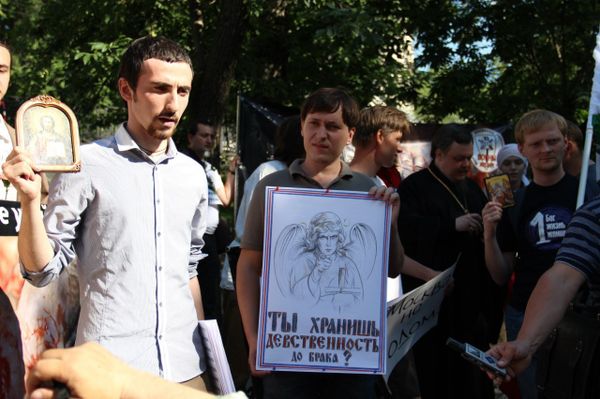 Enteo, left, together with Kaplin at a pro-life picket this summer. The poster reads: “Do you preserve virginity until marriage?” Enteo, left, together with Kaplin at a pro-life picket this summer. The poster reads: “Do you preserve virginity until marriage?” - Sputnik International