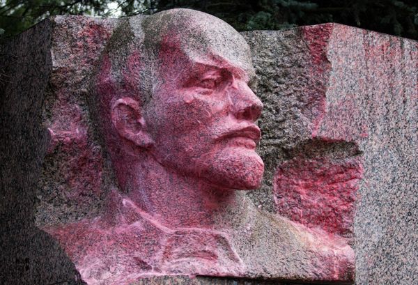 Lenin Monument Vandalized in St. Petersburg          - Sputnik International
