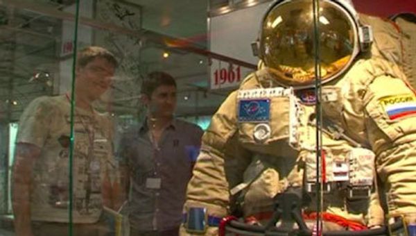Guests at the APEC Summit See the Orlan Spacesuit and a Magic Wand - Sputnik International
