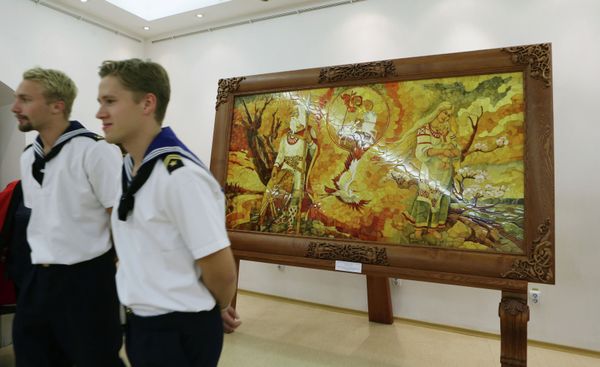 World's largest amber panel displayed in Kaliningrad - Sputnik International